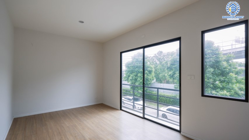 ทาวน์เฮ้าส์มือสองย่านนนทบุรี ม.บ้านกลางเมือง ปิ่นเกล้า-จรัญฯ เนื้อที่กว้าง 21.50 ตร.ว. ฟังก์ชัน 3 ห้องนอน 3 ห้องน้ำ ที่จอดรถ 2 คัน บ้านสภาพเหมือนใหม่ แต่งสวยพร้อมเข้าอยู่ ใกล้รถไฟฟ้าสายสีแดง "สถานีบางบำหรุ" และทางด่วน "ศรีรัช" จองเลย!